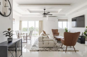 Luxe City Oasis 2BR with Rooftop Pool and Gym